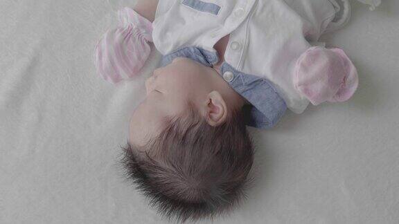 可爱的亚洲新生儿在睡觉