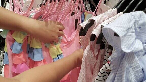 女人在购物中心挑选衣服