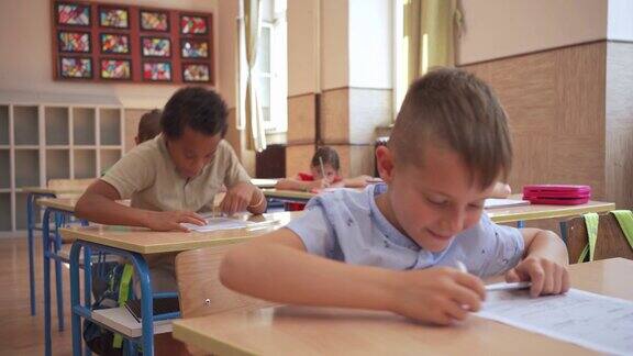 小学生在学校的一次考试中一起作弊