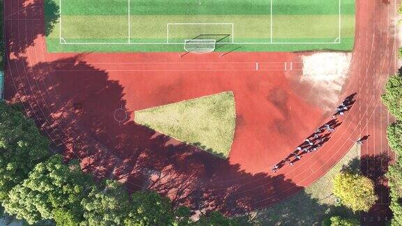 无人机鸟瞰图学生在上海足球场奔跑