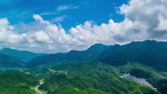 绿色的森林和蓝天白云在山上