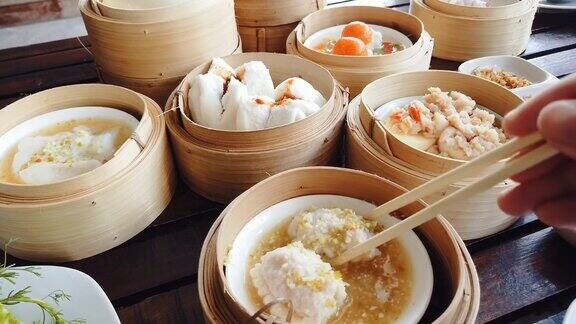 中国菜吃各种传统蒸点心亚洲街头小吃市场