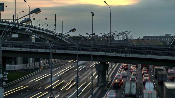 城市道路上的交通立交桥日落时分时间流逝