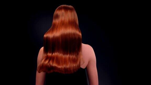 漂亮的红发女人甩着她的长发