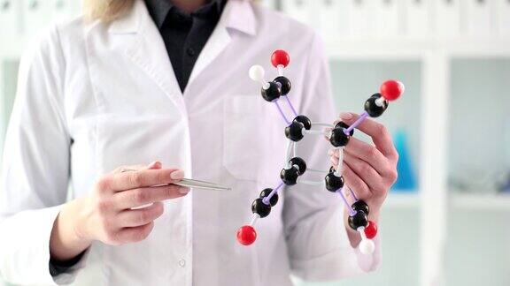 女科学家展示手中的分子结构模型