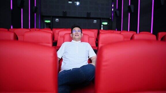 亚洲的中国成熟男人喜欢独自在电影院看电影