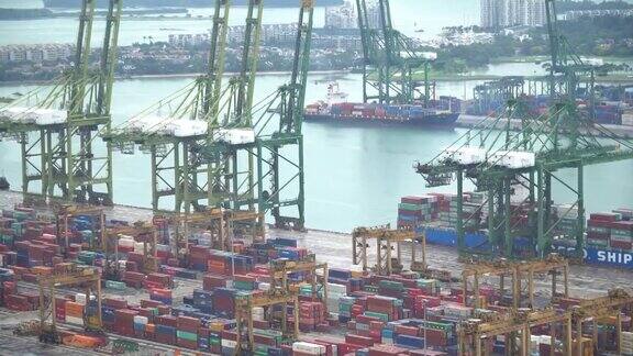 商业码头货物集装箱的高角度视图