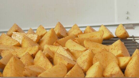 生土豆片放在烤架上