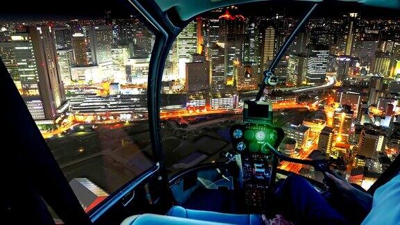在城市上空飞行的直升机