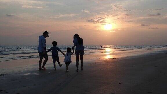亚洲家庭在海滩上愉快的旅行夏天一起度假家庭、旅行和关系4k决议