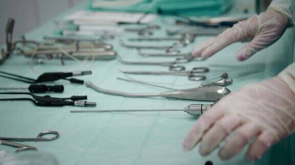 外科手术医疗外科器械的特写手术准备医疗器械就放在手术室的桌子上