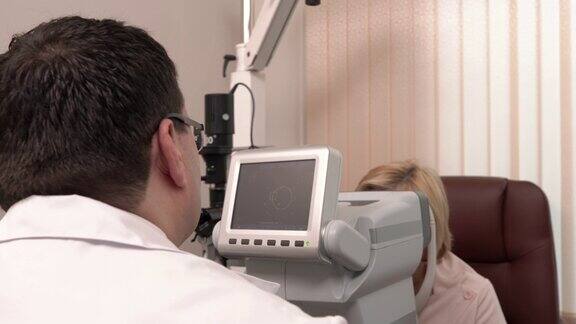 专业眼镜师使用自动折射镜进行视力检查的旋转镜头现代眼科设备视力测试