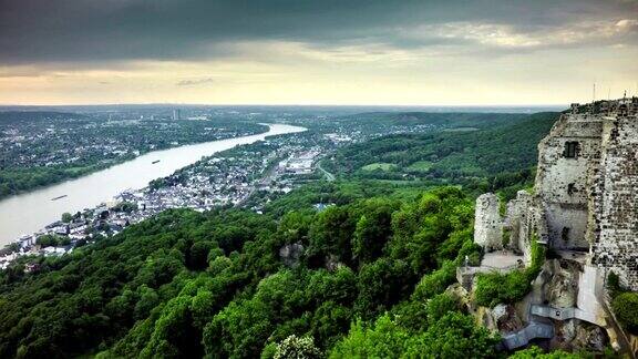 空中拍摄的德拉肯费尔斯和莱茵河在德国