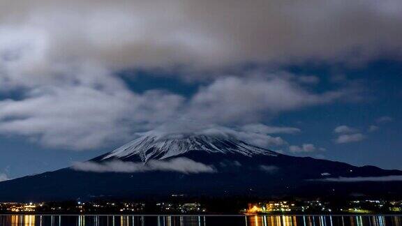 富士山夜间多云天空时光流逝