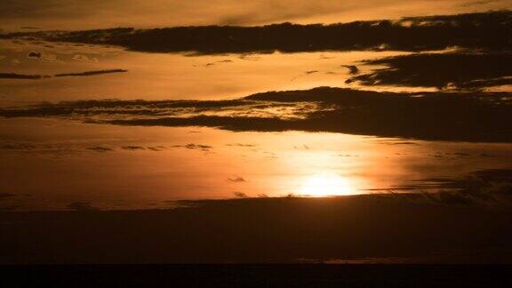 日落在天空海滩戏剧性的日出在海滨海洋在日落旅行在暑假视图时间