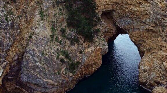 岩石中的天然拱门和绿松石色海水海湾DelikDeniz土耳其风光