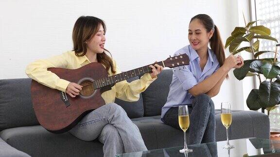 两个漂亮的女孩在玩音乐在网上开派对