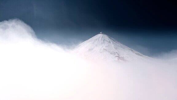 雪山在云中飞扬