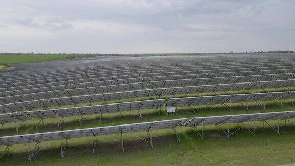 太阳能农场为国家电网发电为电池充电新绿色能源概念