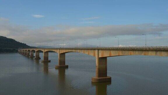 在老挝占巴塞的Pakse清晨蓝天下的老挝桥的时间流逝