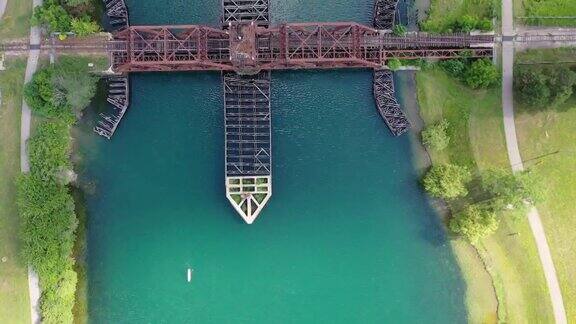 旧韦兰运河上废弃的铁路桥