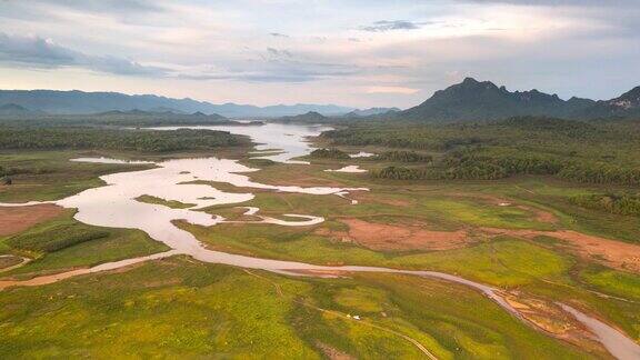 泰国南邦清晨超缩无人机在水库上空拍摄的美丽河流