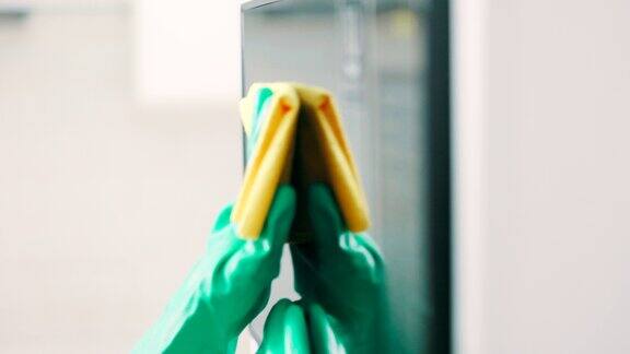 布手和人清洁微波炉家用厨房机器和擦拭灰尘污垢或细菌家政服务近距离清洁和管家劳动卫生和洗涤家电门