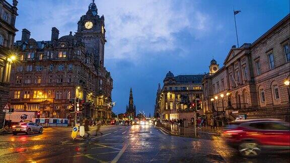 英国爱丁堡爱丁堡新城拥挤的通勤人群和游客在公主街行走和旅行的昼夜延时