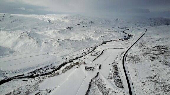 鸟瞰图的环城公路在冰岛与雪的背景