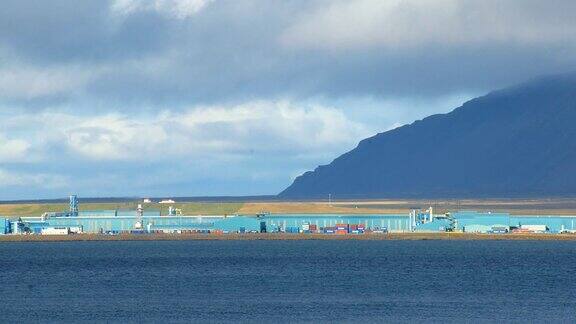 阳光明媚的一天冰岛鲸鱼湾附近一家工厂的工业建筑宁静的工业景观