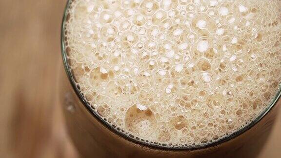 杯里有泡沫的冰凉黑啤酒俯视图