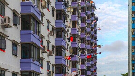 4kTimelpase洗衣房晾在新加坡公寓楼外中国居民把衣服挂在窗外的衣架上晾晒
