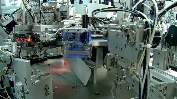 先进的小零件工业生产线机械臂工作