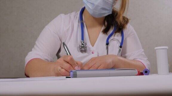 医生拿着胰岛素笔给糖尿病患者写处方