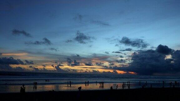 日落时分巴厘岛库塔海滩的背光拍摄