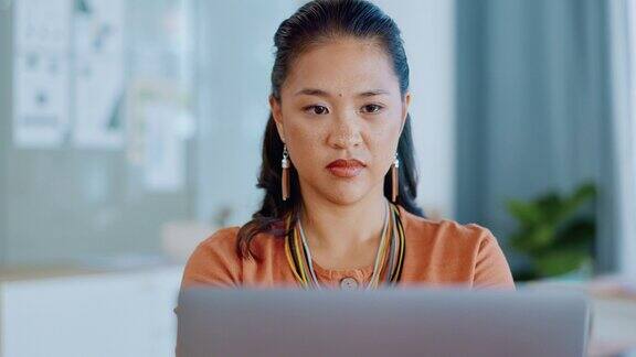 思考笔记本电脑和专注于在她的办公室工作的商业亚洲女性的电子邮件审查或报告想法电脑和认真的女员工在她的办公桌上工作研究