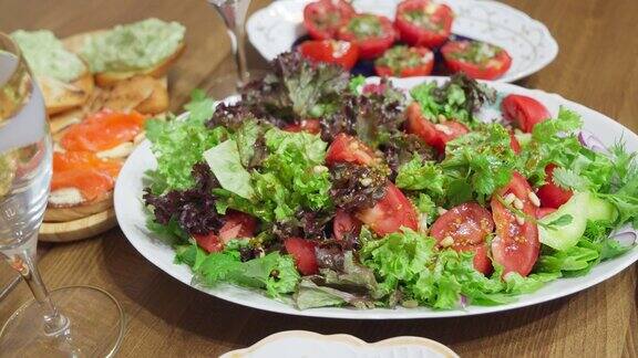 餐桌上盘子里的蔬菜沙拉