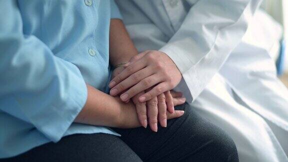 医生与癌症患者在医院咨询时的握手