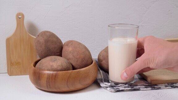玻璃土豆牛奶和土豆植物基牛奶替代品和不含乳糖