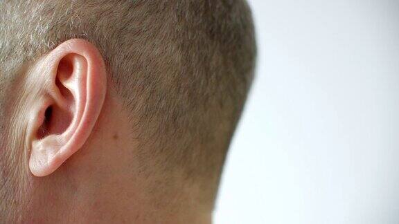 靠近移动的耳朵男性左耳侧面图人类听觉器官人体的部分头部解剖