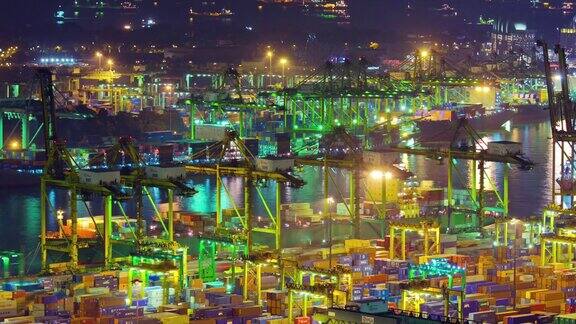 夜晚照亮了新加坡著名的工作港口航拍全景4k时间的流逝