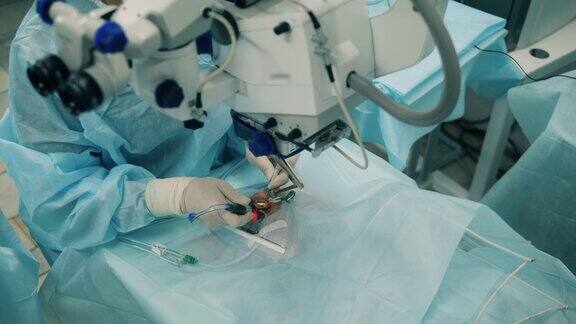 外科医生在用眼睛工作时使用医疗器械
