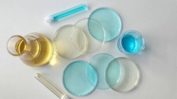 实验室玻璃器皿黄色和蓝色液体放在实验室桌子上