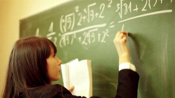 女孩在黑板上写数学方程