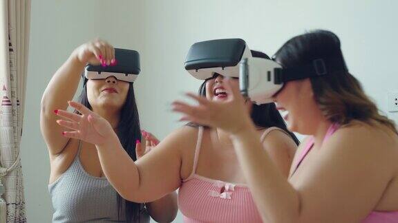 一群女人在客厅里一起戴着VR