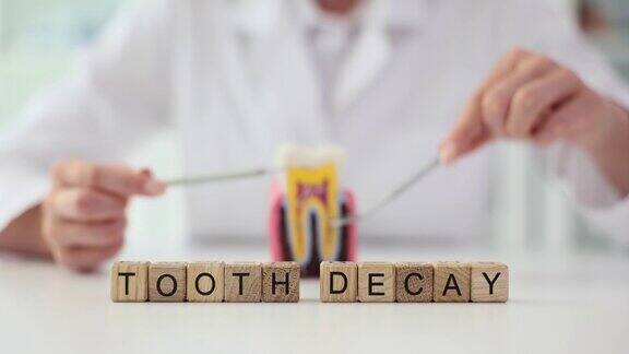 医生和人工牙模型用牙科器械字蛀牙