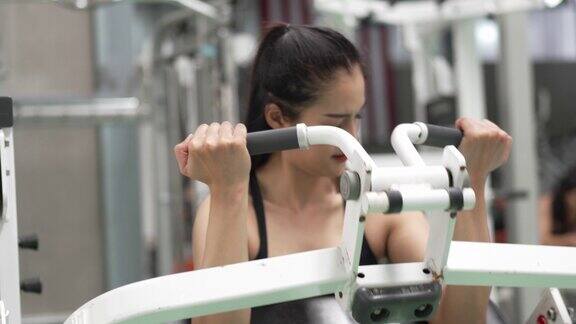 美丽的女性在健身房锻炼健康的动力概念
