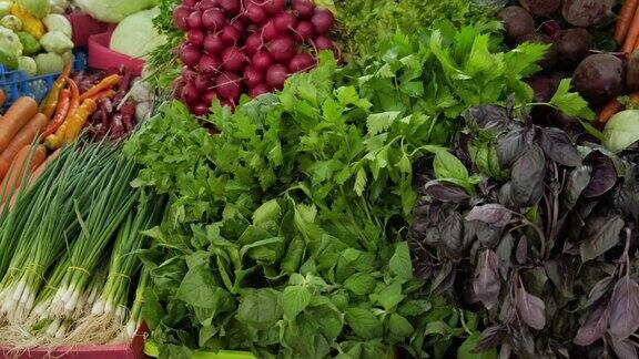 市场上新鲜收获的有机蔬菜、蔬菜和草本植物零售购物素食