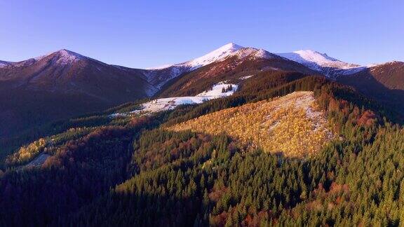 乌克兰喀尔巴阡山脉的Dzembronya村附近风景如画