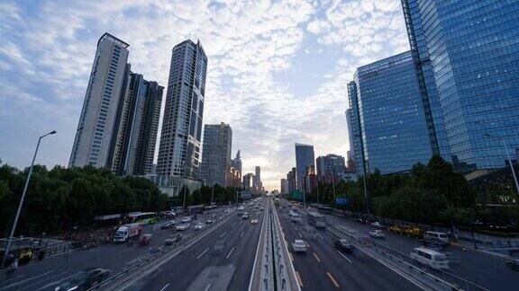 中国北京繁忙的城市交通和城市景观(延时)